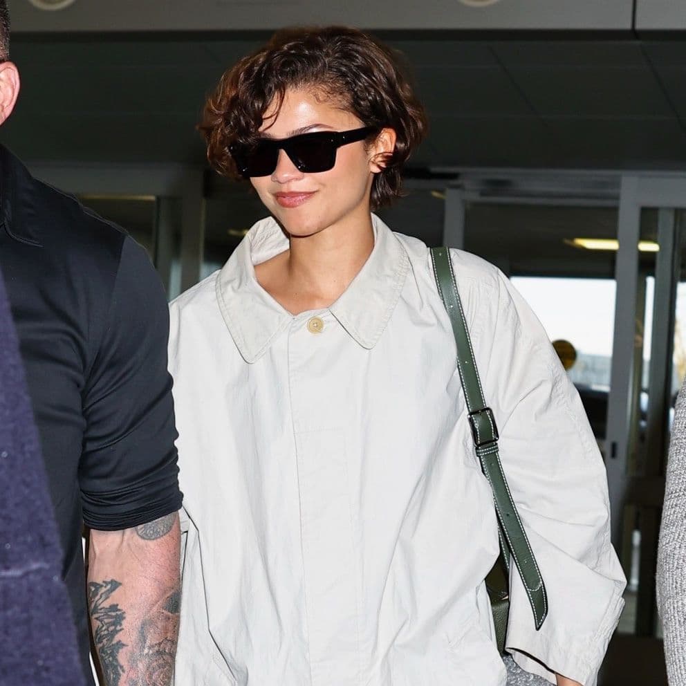  Zendaya Doesn't Do Leggings and Sneakers at the Airport—She Wears This Skirt Trend With It Flats 