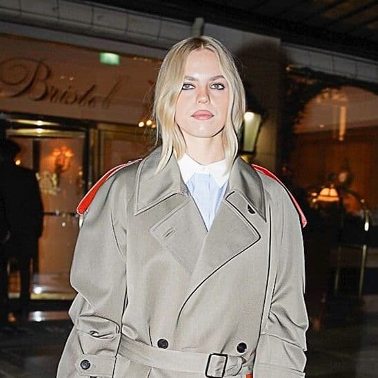  Transitioning Your Outfits From Winter to Spring Means Wearing Them With This Shoe Color 